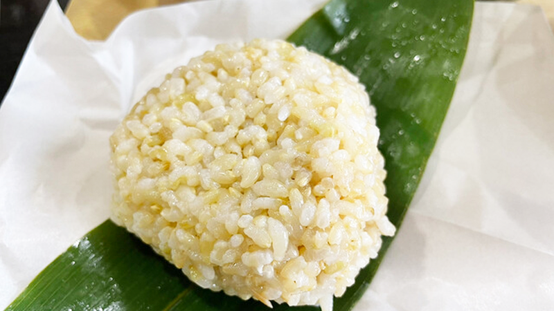 玄米おにぎりの写真